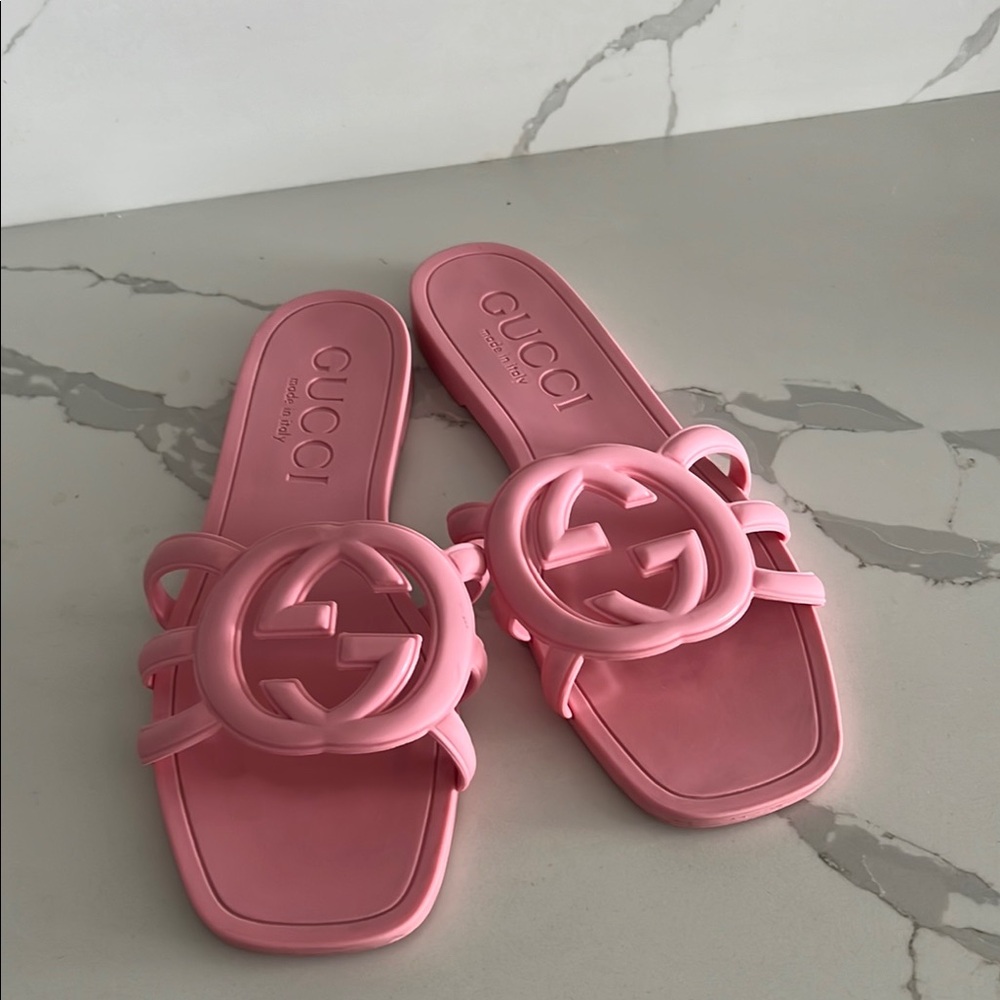 Gucci Women's Rubber Interlocking Slide Sandal. Pink